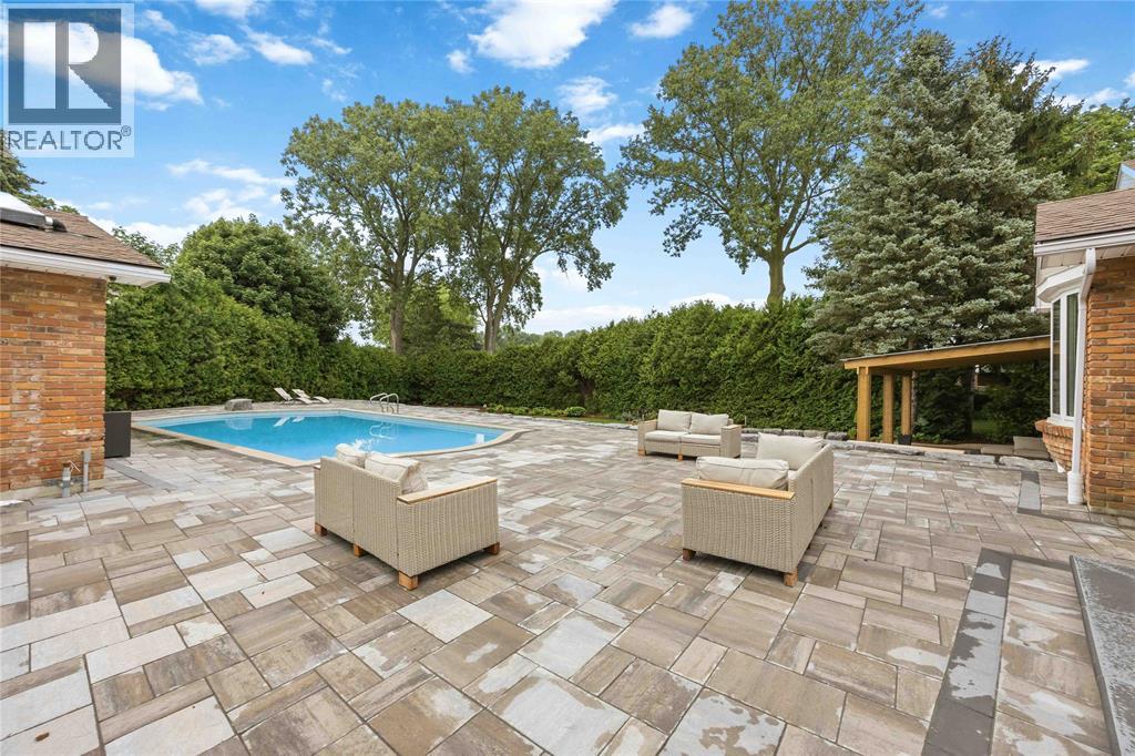 914 VARSITY CRESCENT - 39