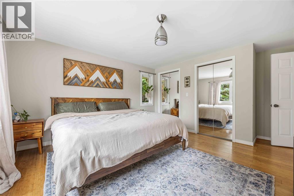 914 VARSITY CRESCENT - 25