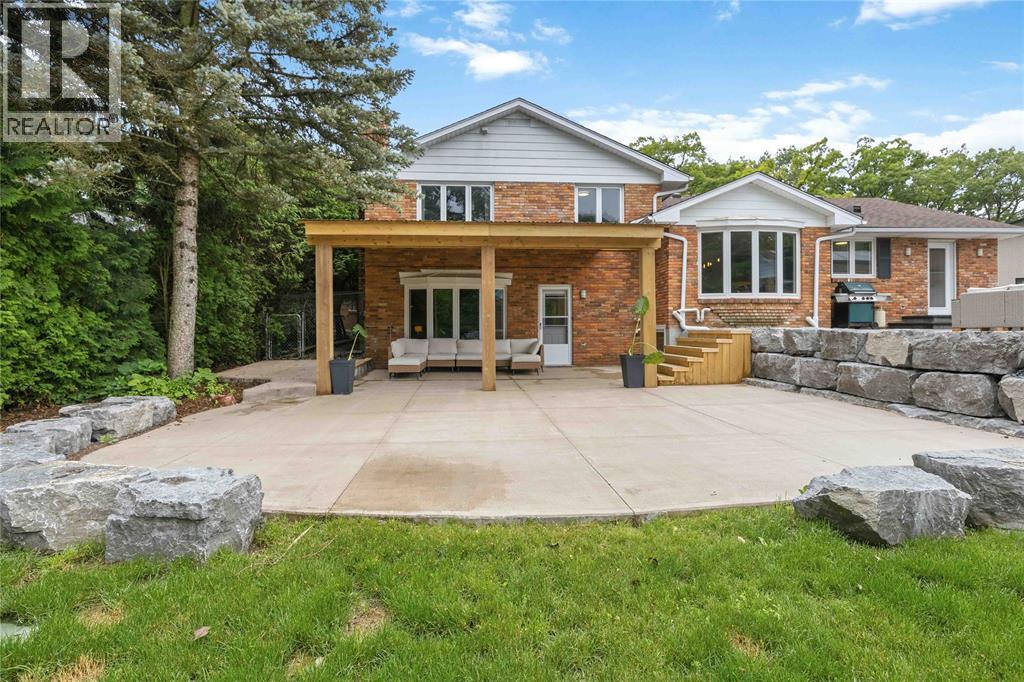 914 VARSITY CRESCENT - 37