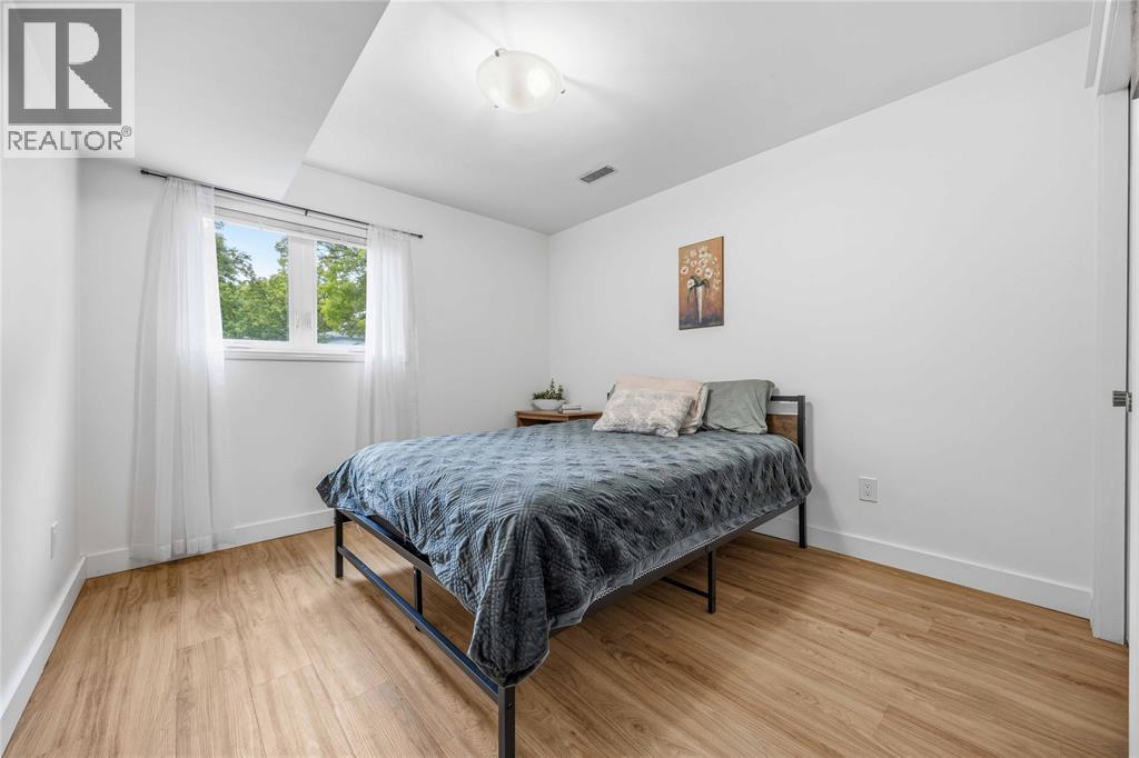 914 VARSITY CRESCENT - 29
