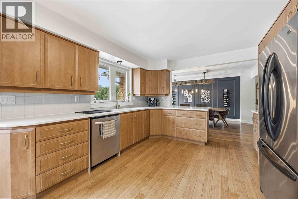 914 VARSITY CRESCENT - 9