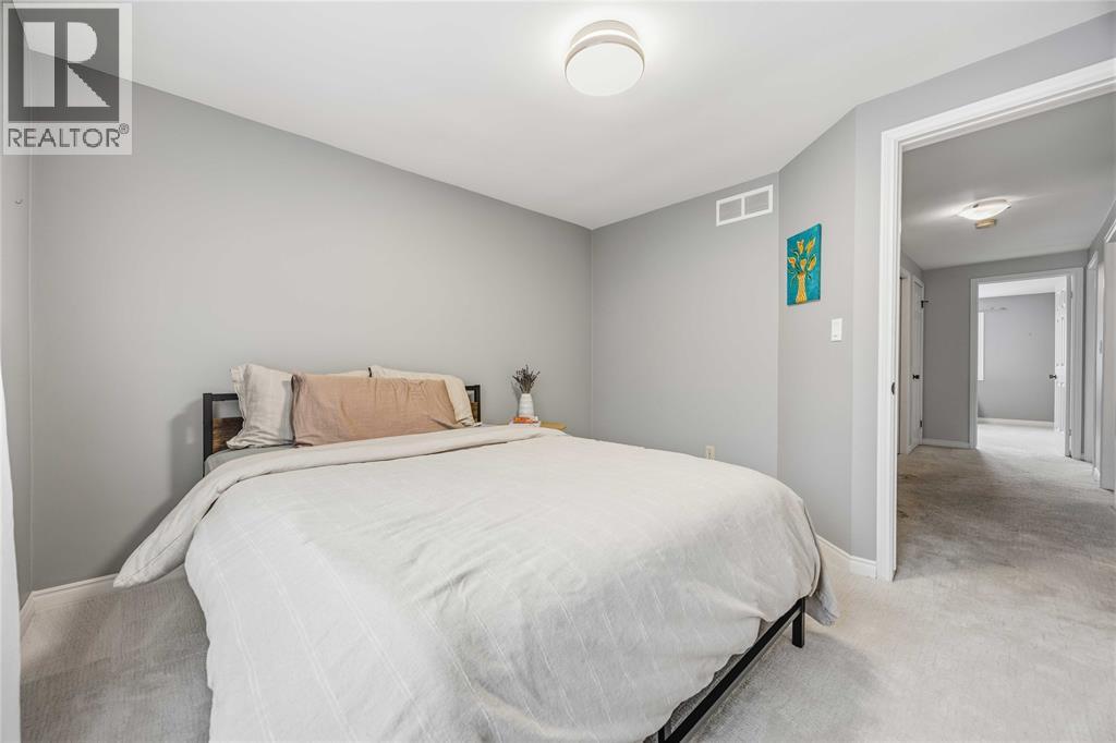 914 VARSITY CRESCENT - 16