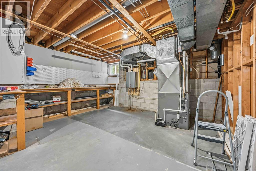 914 VARSITY CRESCENT - 35