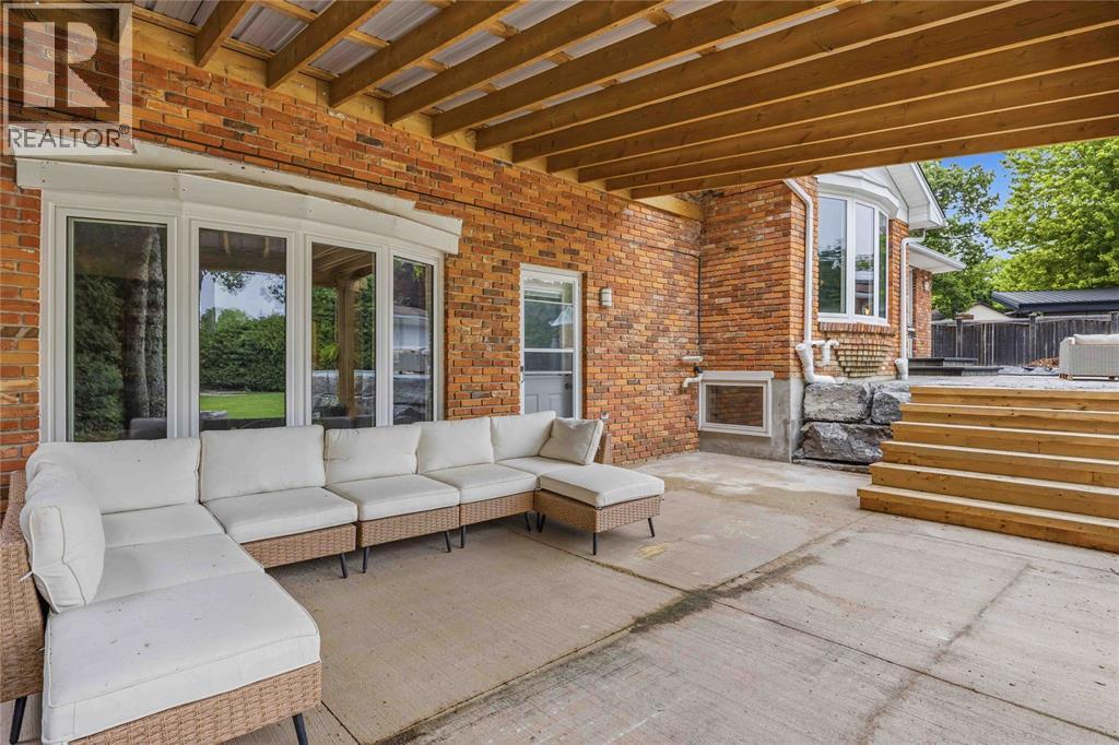 914 VARSITY CRESCENT - 38