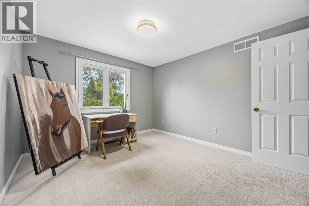 914 VARSITY CRESCENT - 23