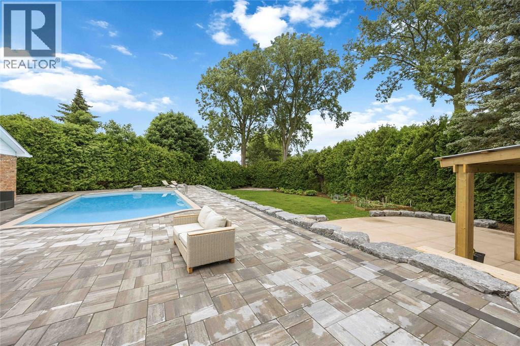 914 VARSITY CRESCENT - 36