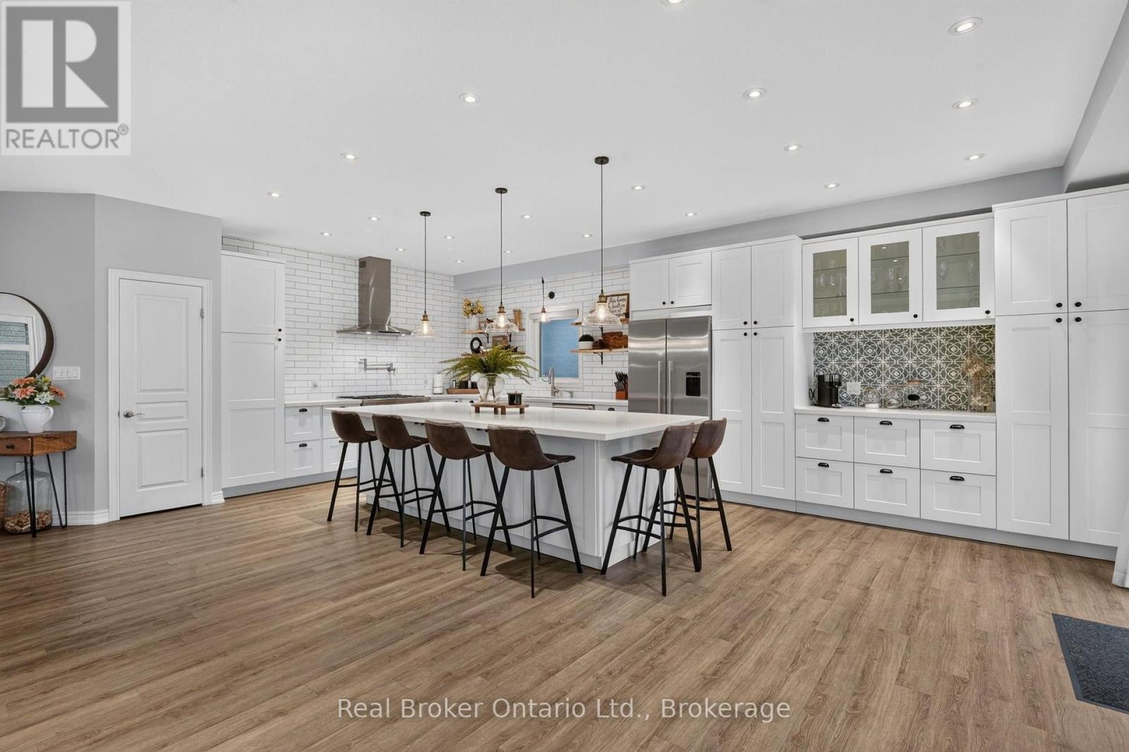 81 SHOWCASE DRIVE - Image 11
