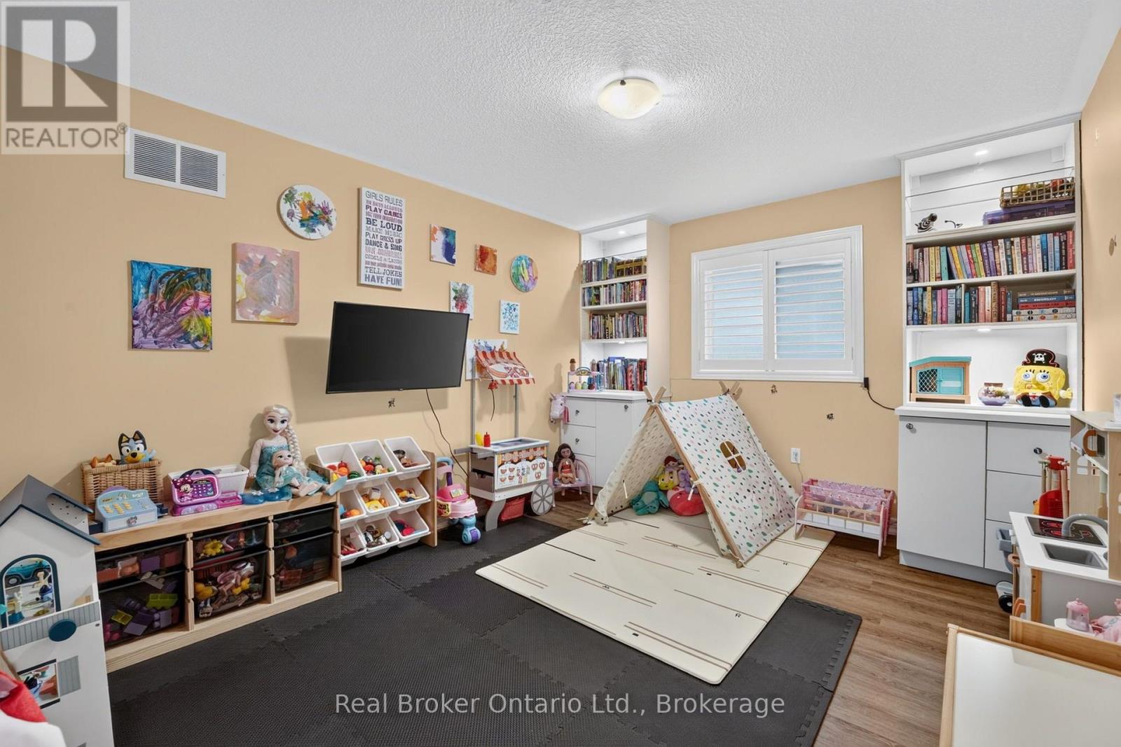81 SHOWCASE DRIVE - Image 35