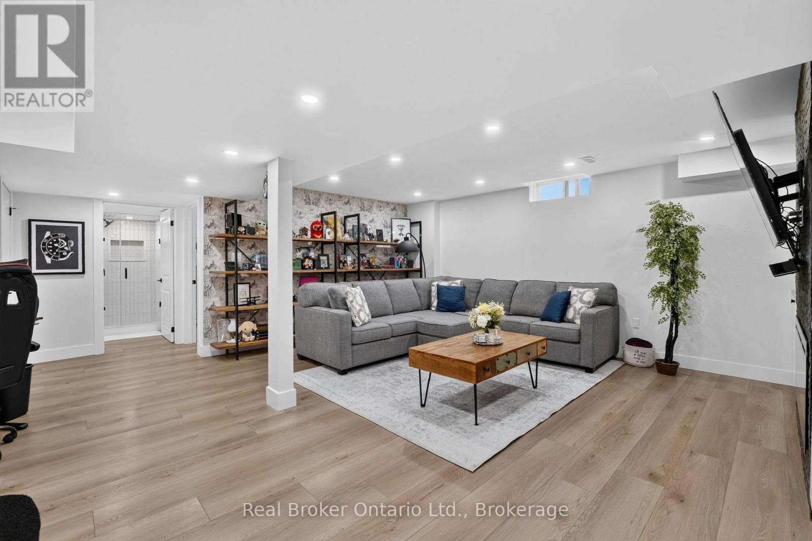 81 SHOWCASE DRIVE - Image 39
