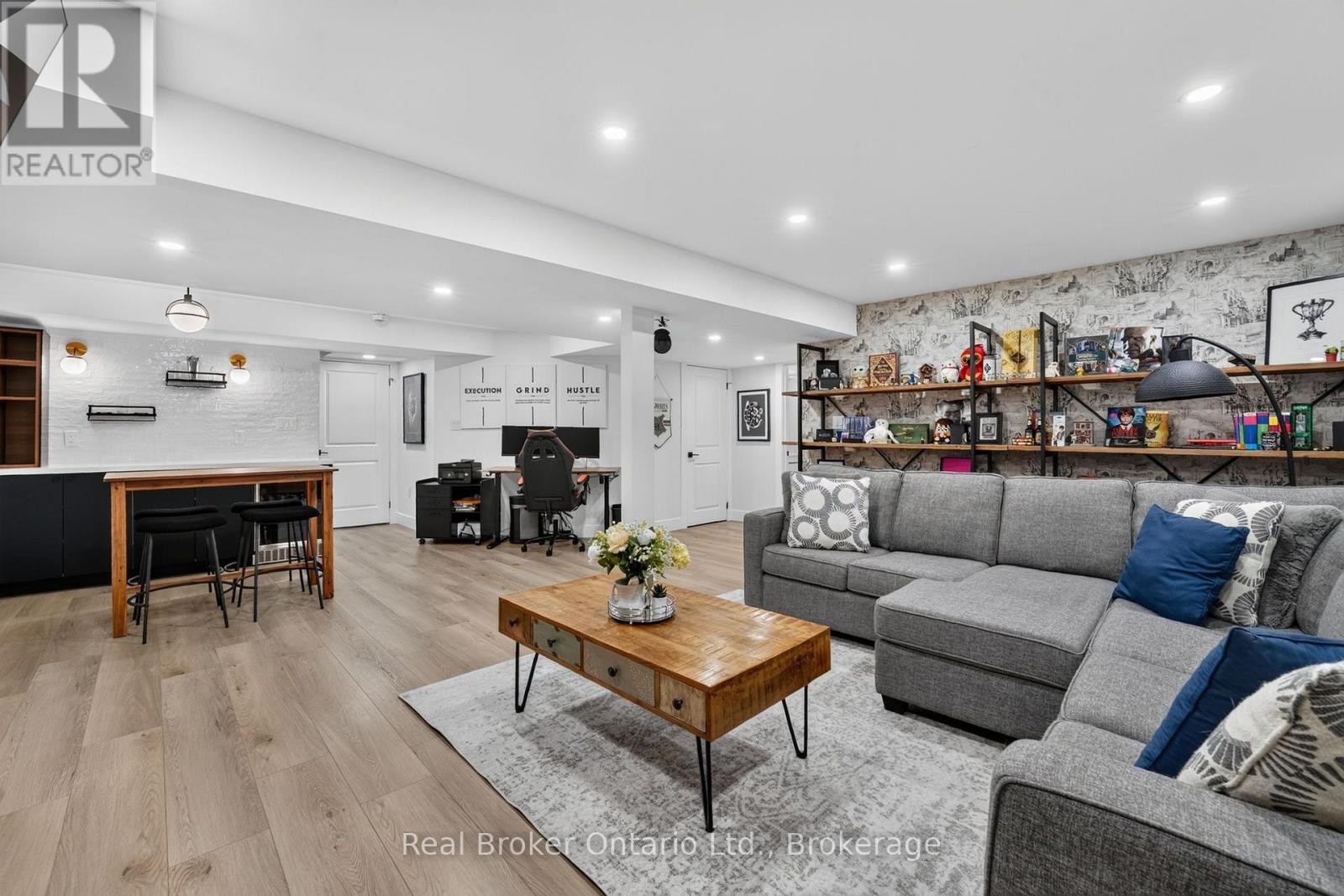 81 SHOWCASE DRIVE - Image 40