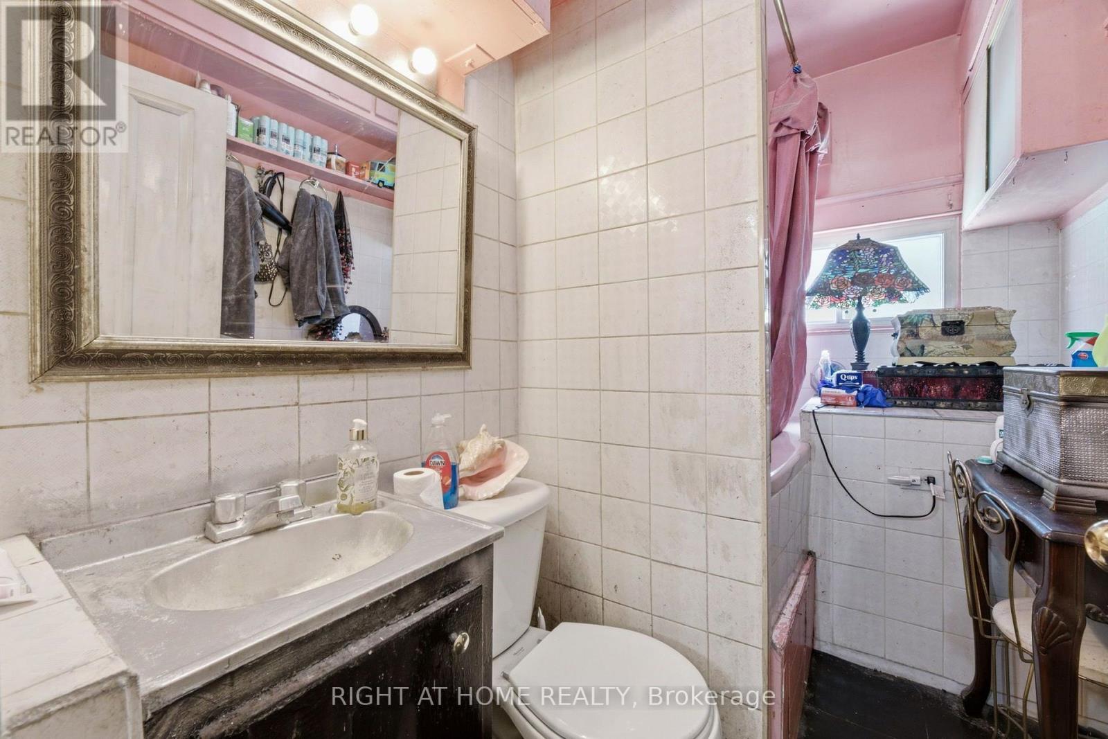 290 MCROBERTS AVENUE - Image 12