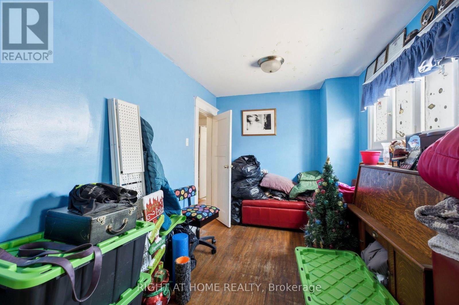 290 MCROBERTS AVENUE - Image 17