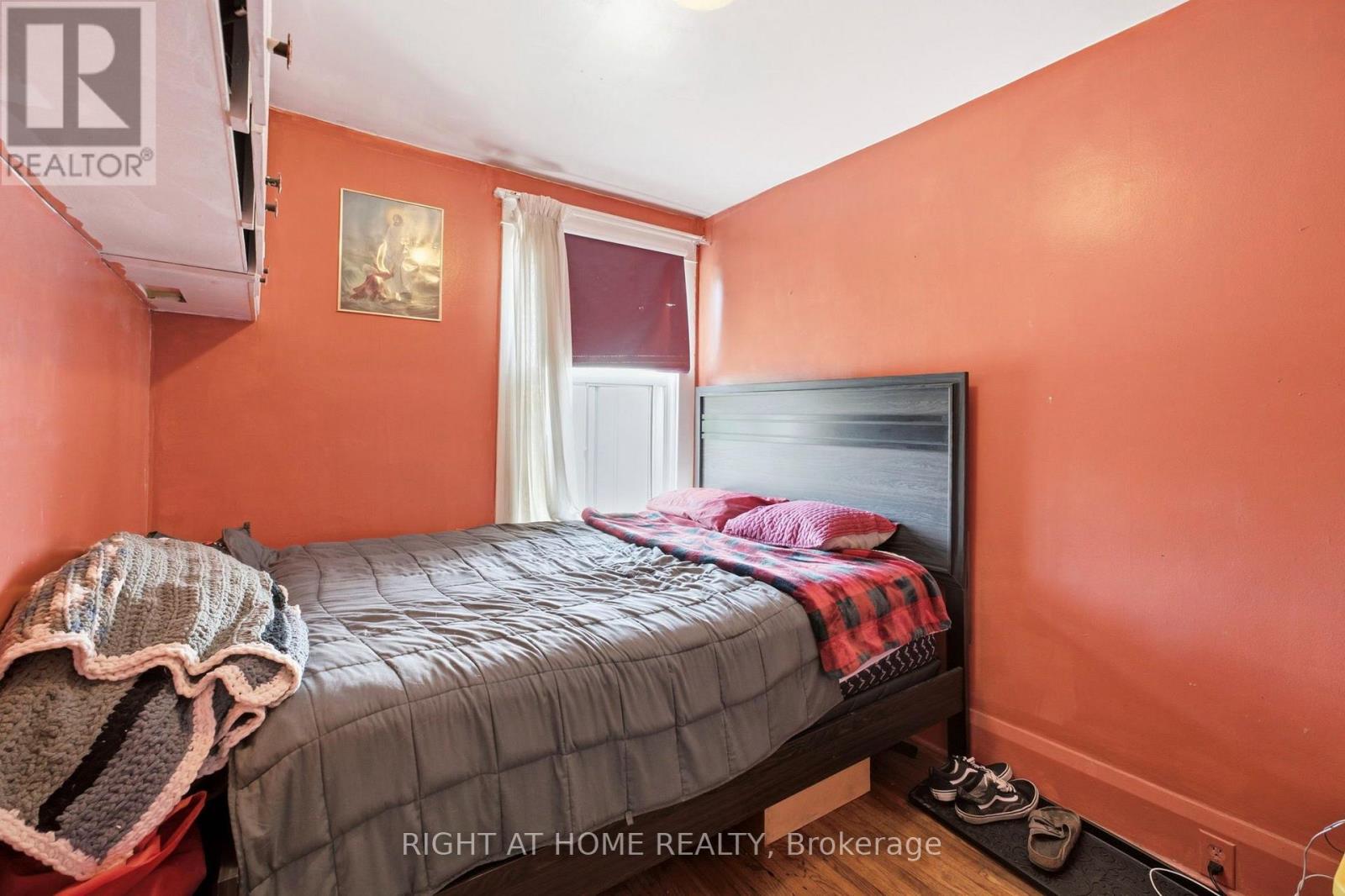 290 MCROBERTS AVENUE - 18