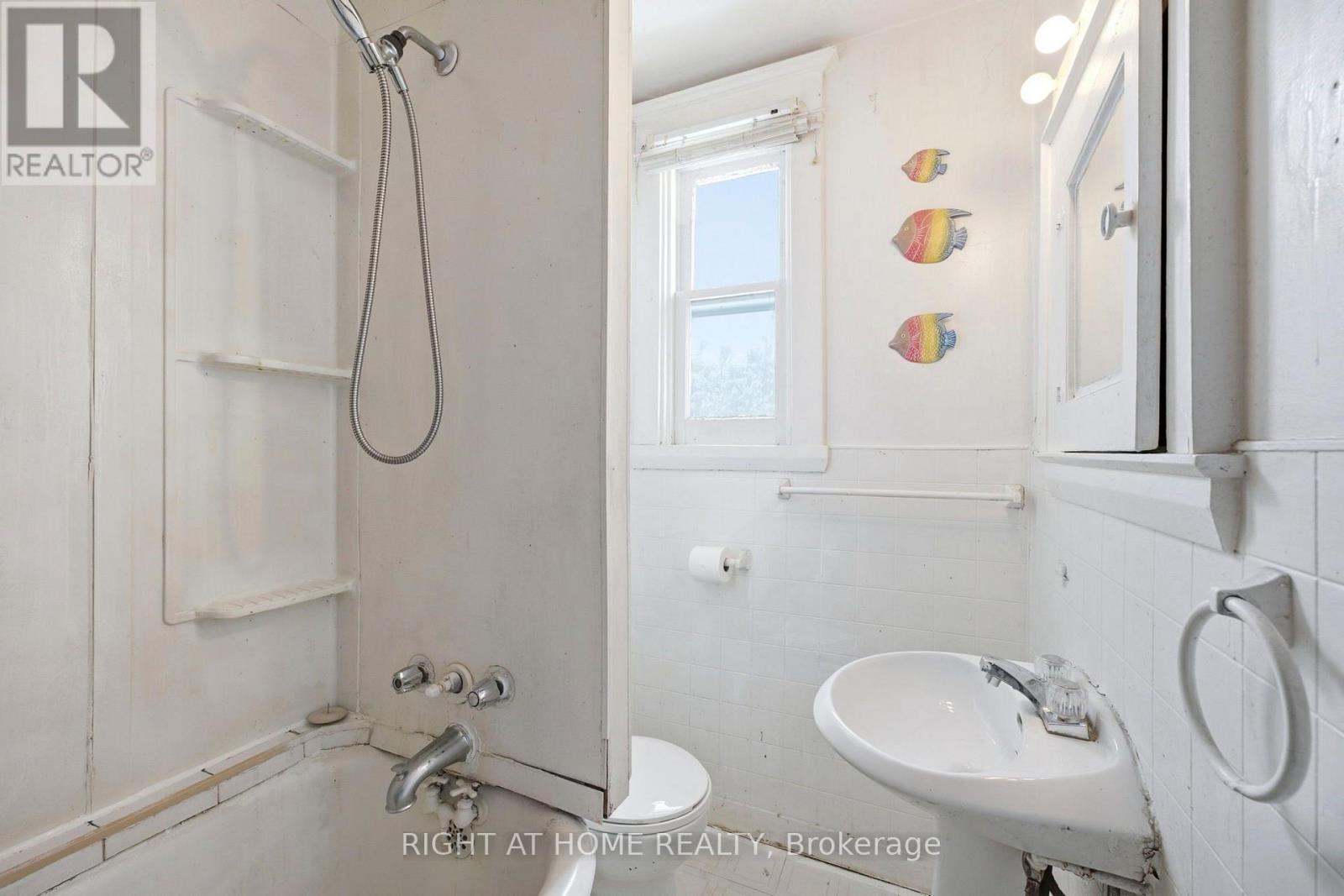 290 MCROBERTS AVENUE - Image 20
