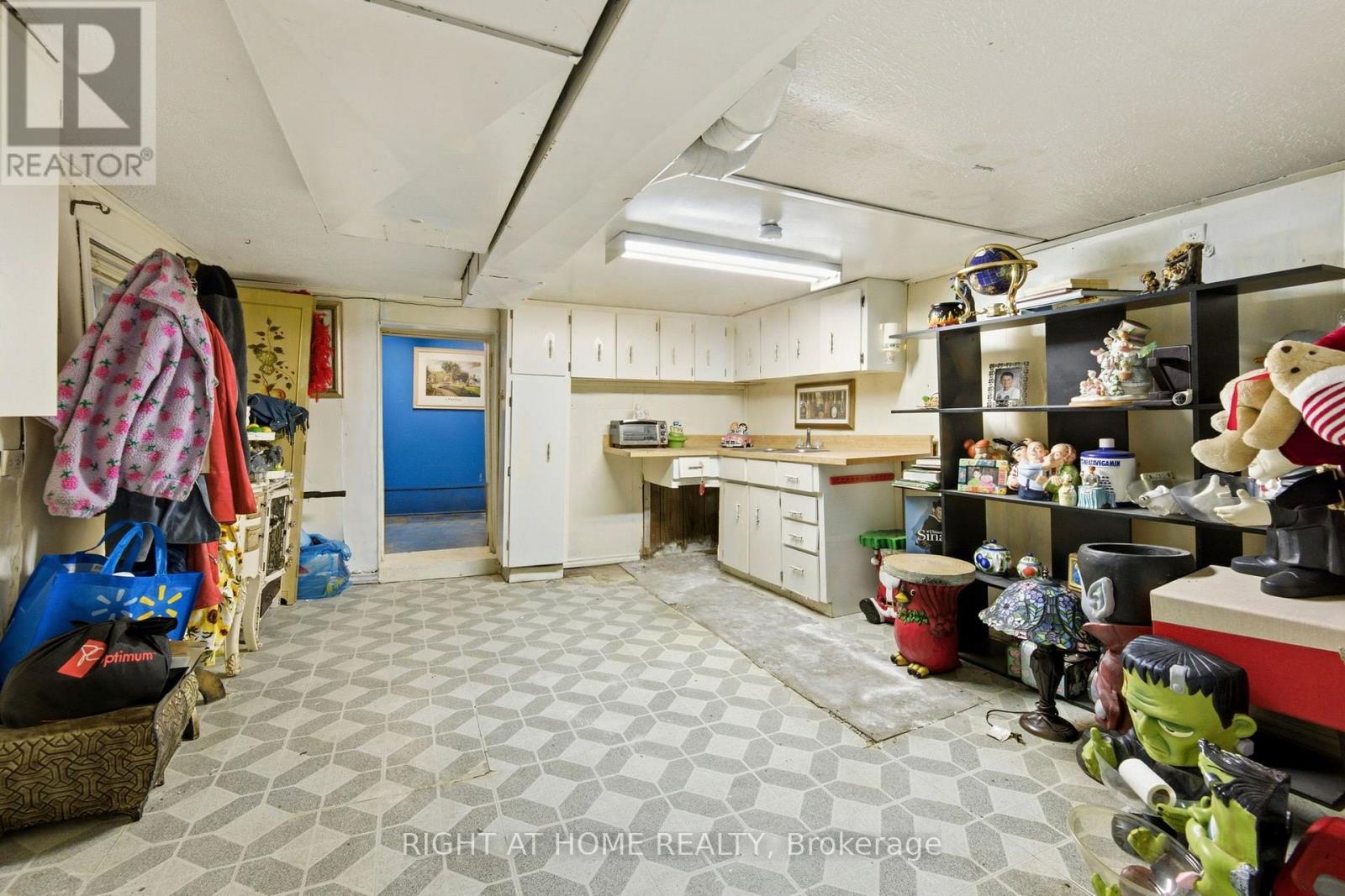 290 MCROBERTS AVENUE - 22