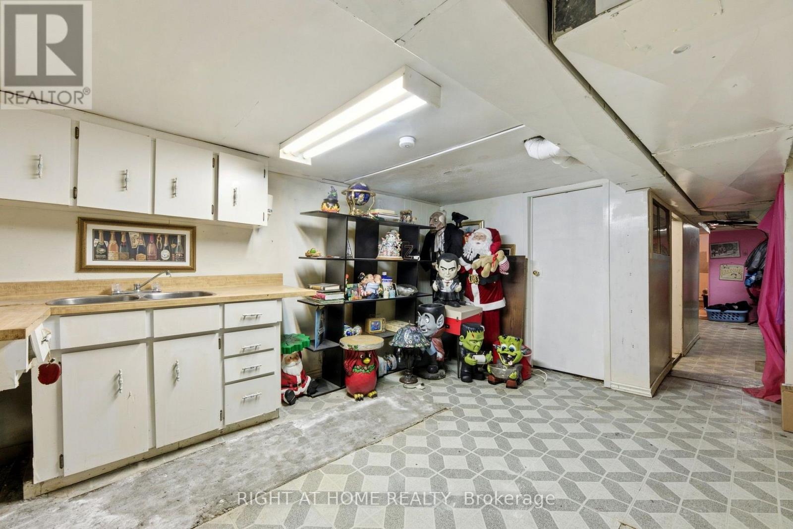 290 MCROBERTS AVENUE - 23