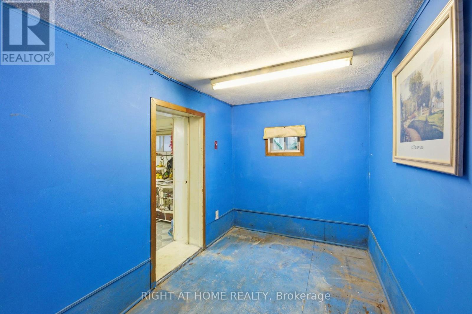 290 MCROBERTS AVENUE - Image 25