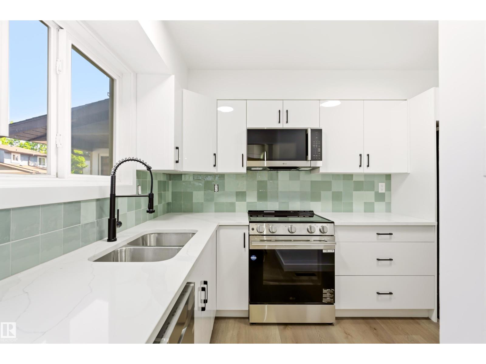#4 7604 29 AV NW - 10