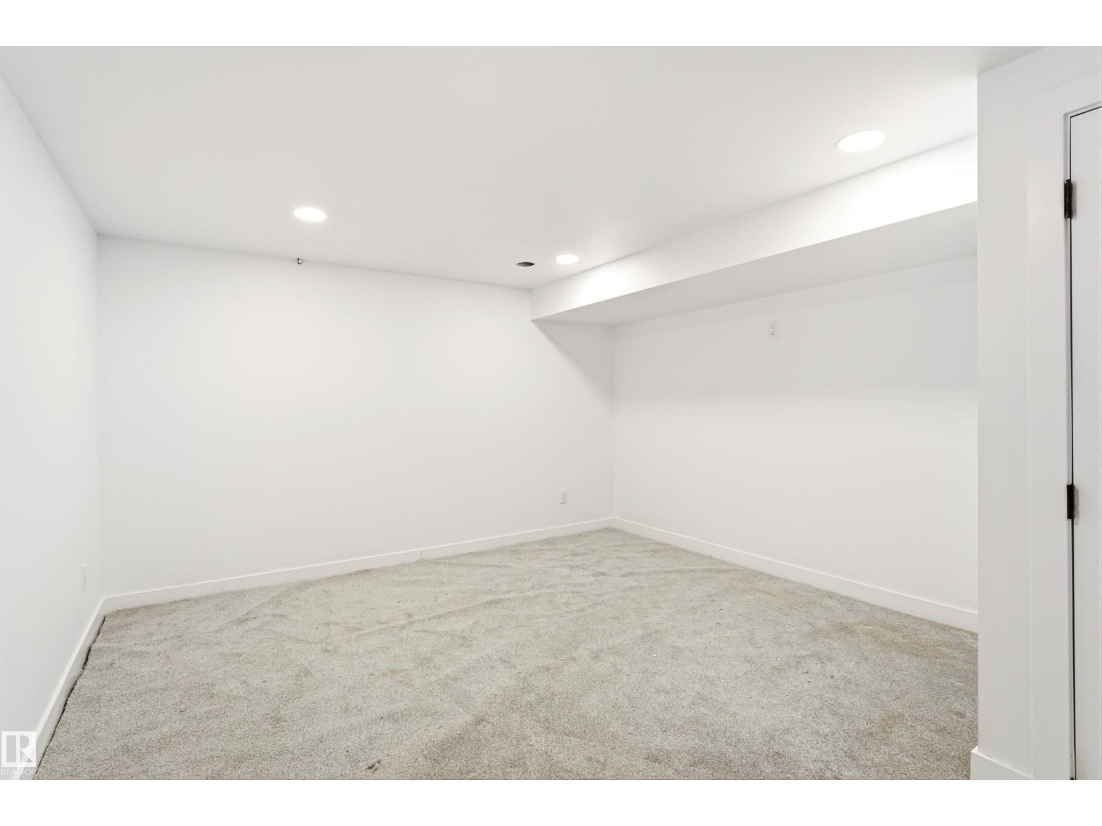 #4 7604 29 AV NW - 32