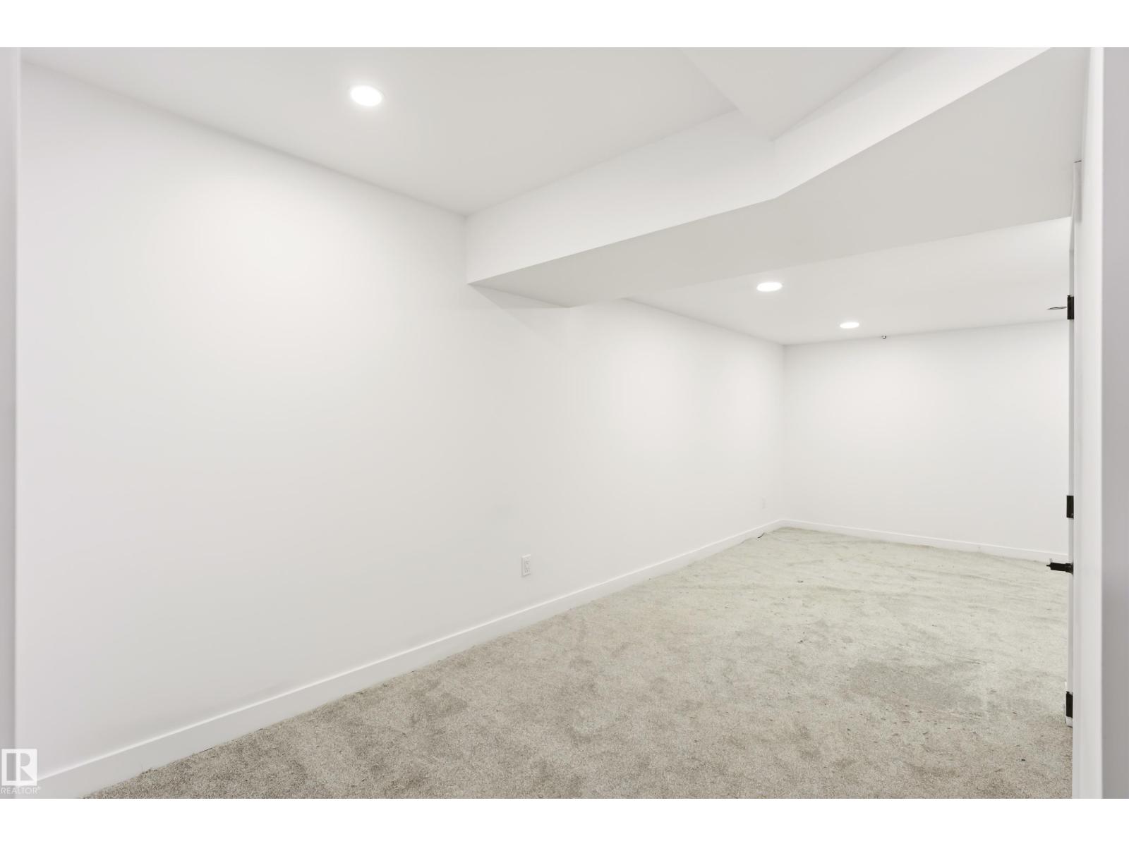 #4 7604 29 AV NW - 34