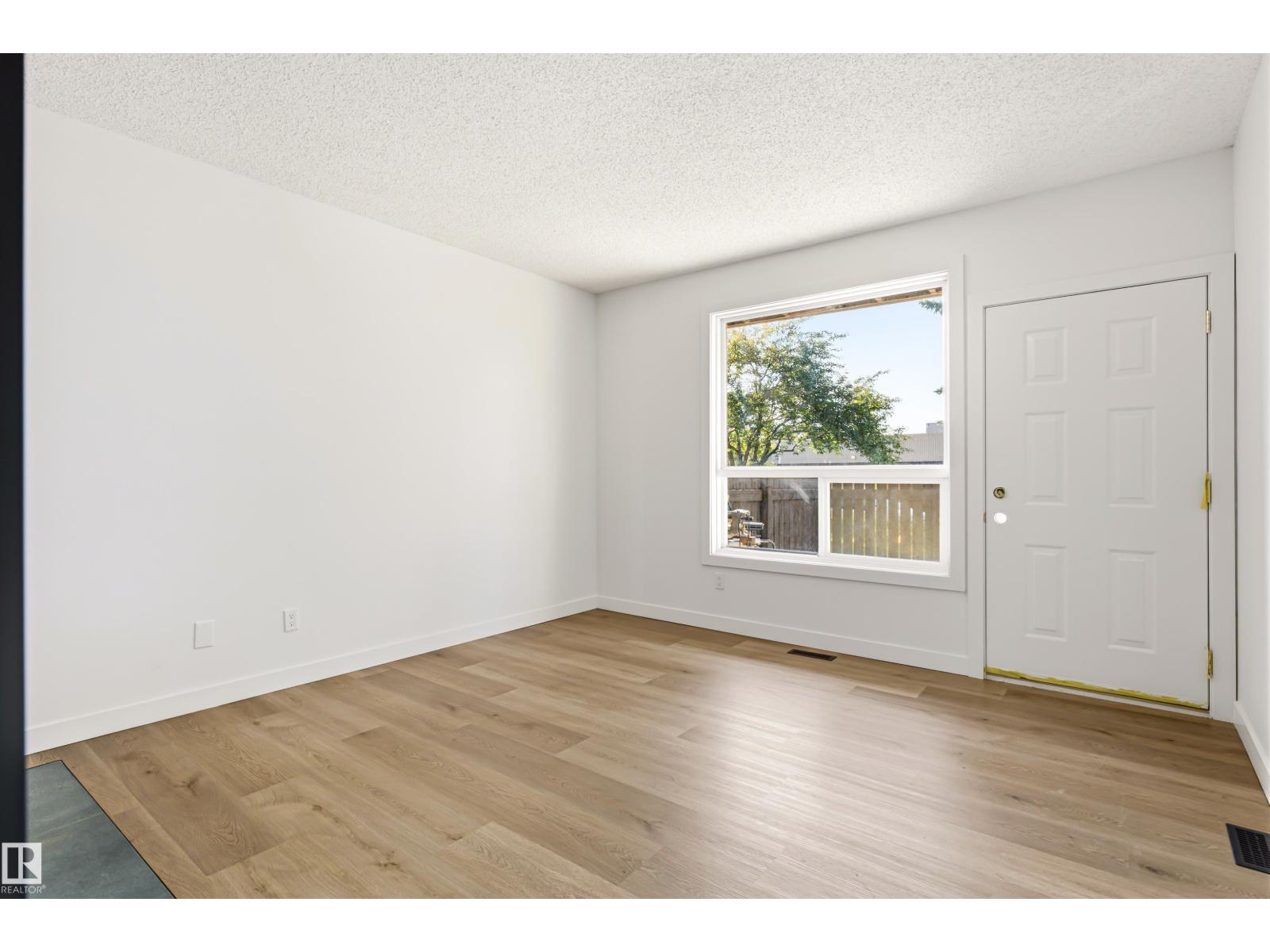#4 7604 29 AV NW - 5