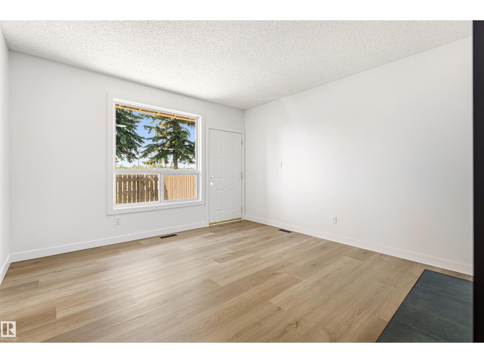#4 7604 29 AV NW - 6