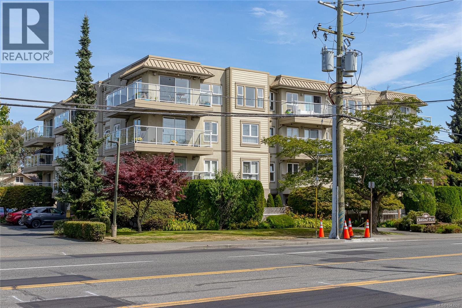 #301 1536 Hillside Ave - 1