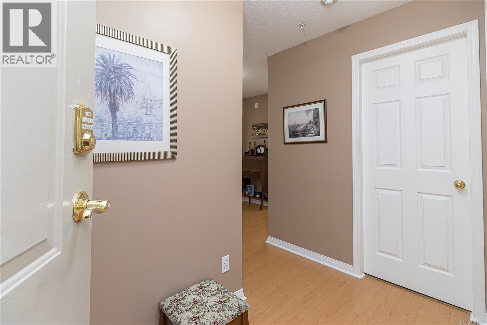 #301 1536 Hillside Ave - 3