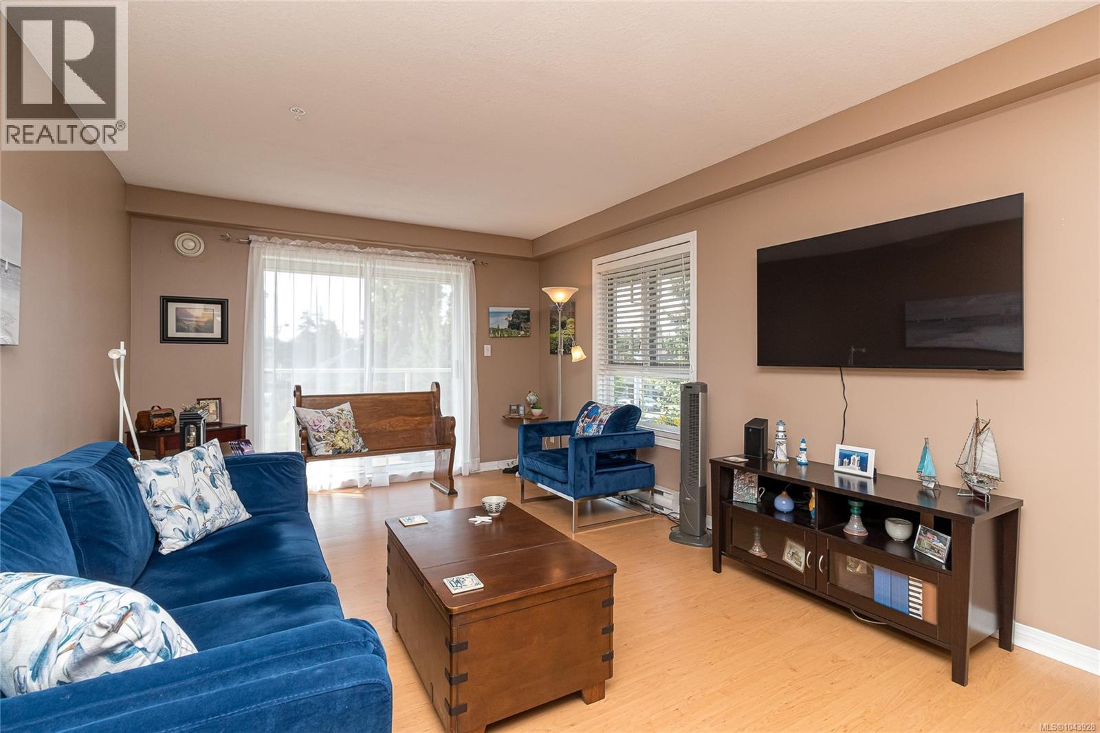 #301 1536 Hillside Ave - 4