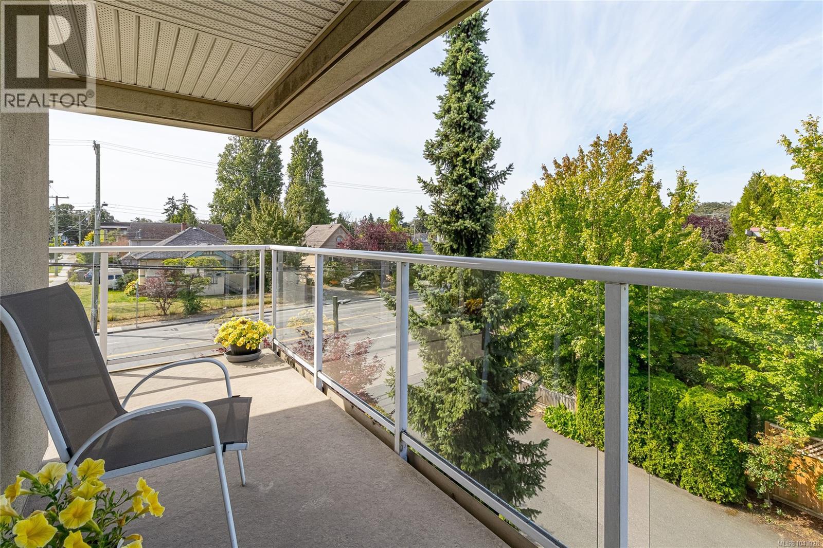 #301 1536 Hillside Ave - 23