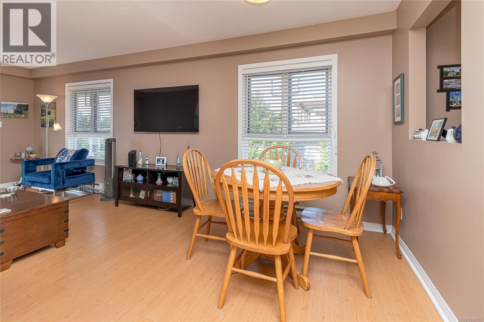 #301 1536 Hillside Ave - 8