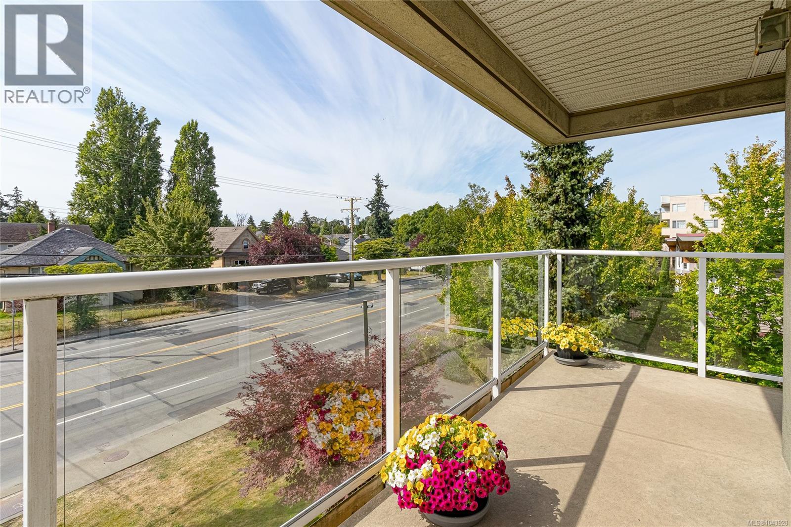 #301 1536 Hillside Ave - 20