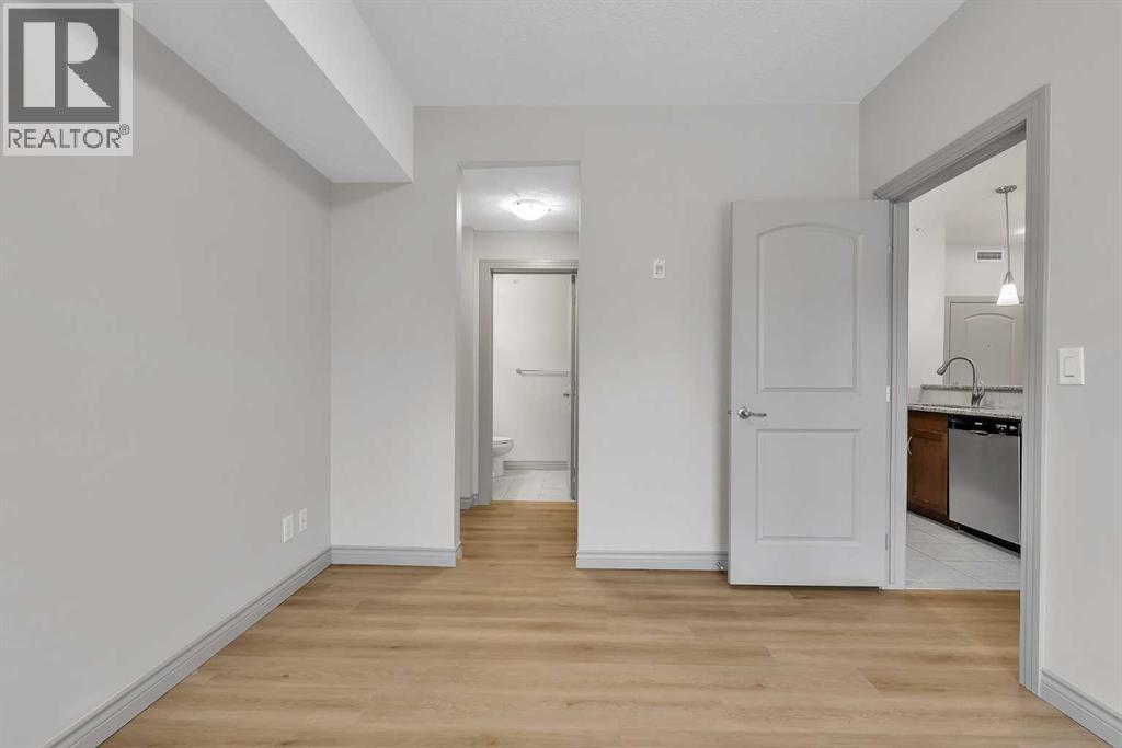 #412 70 Royal Oak Plaza NW - 14