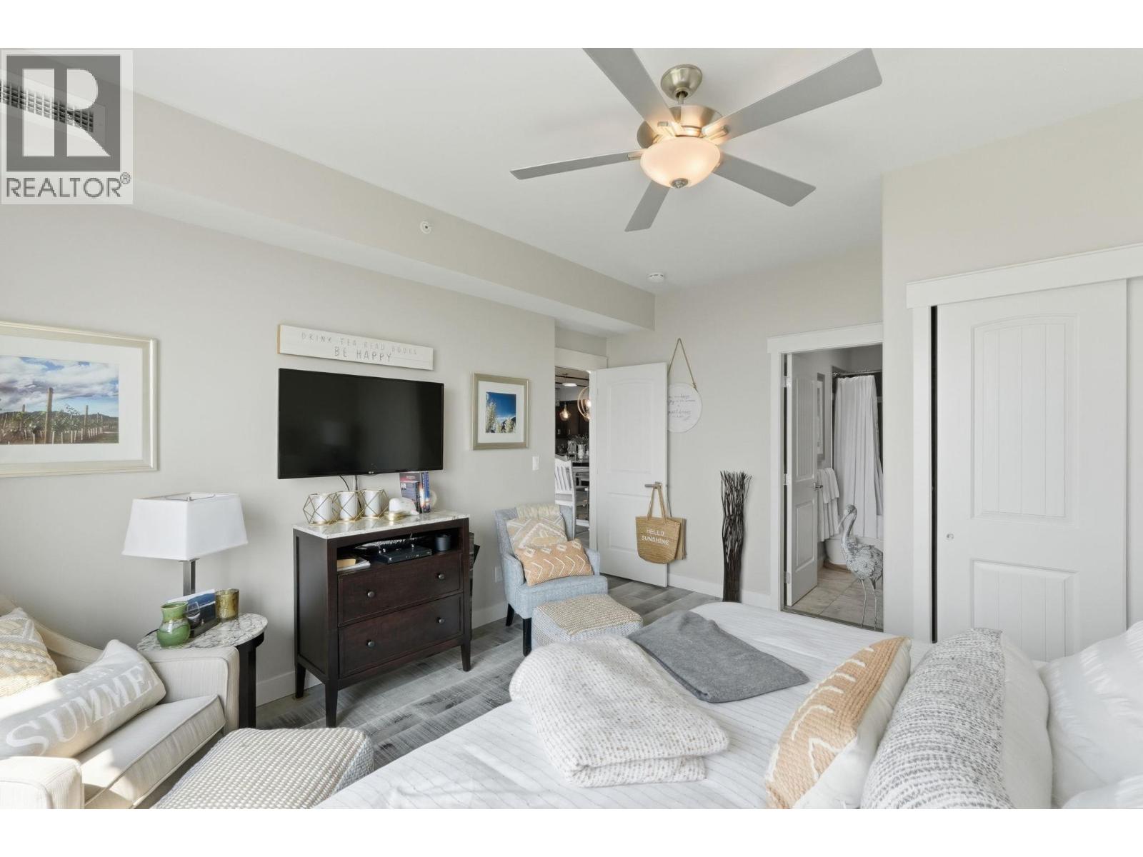 #3 2000 Valleyview Drive - 34