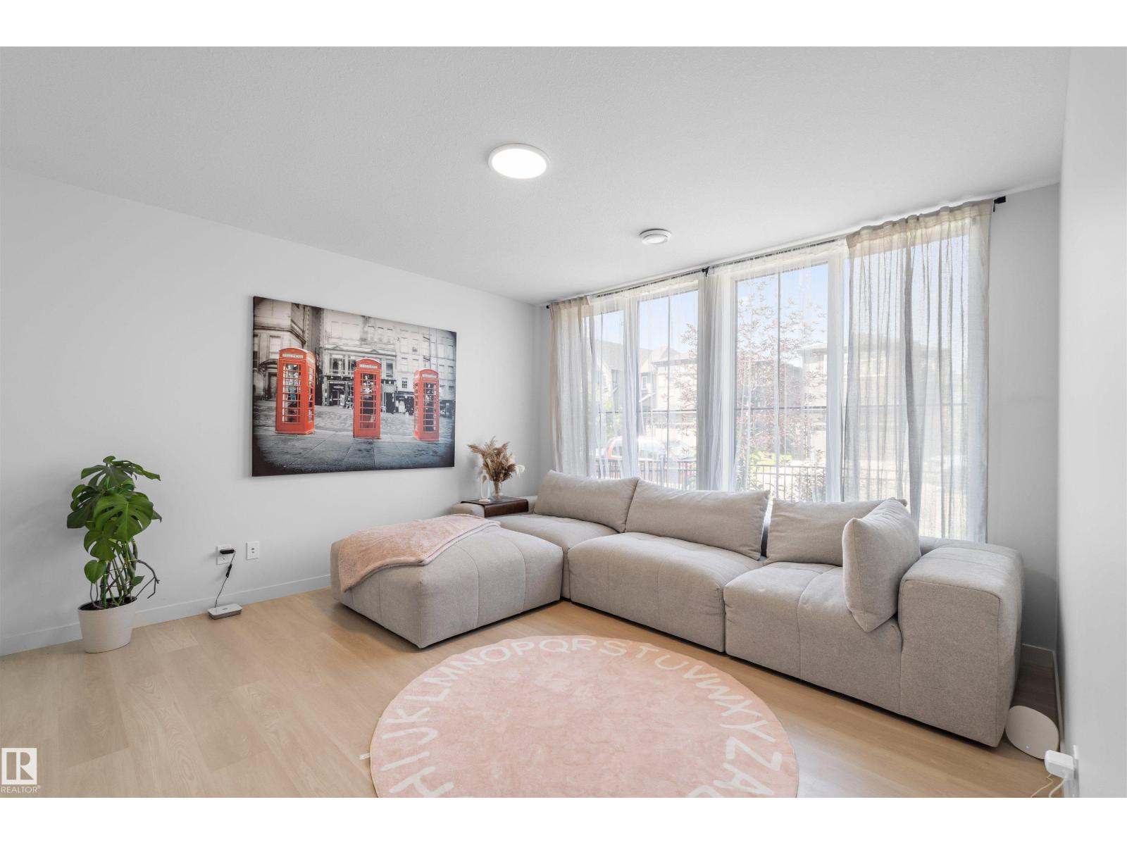 8047 227 ST NW - 4