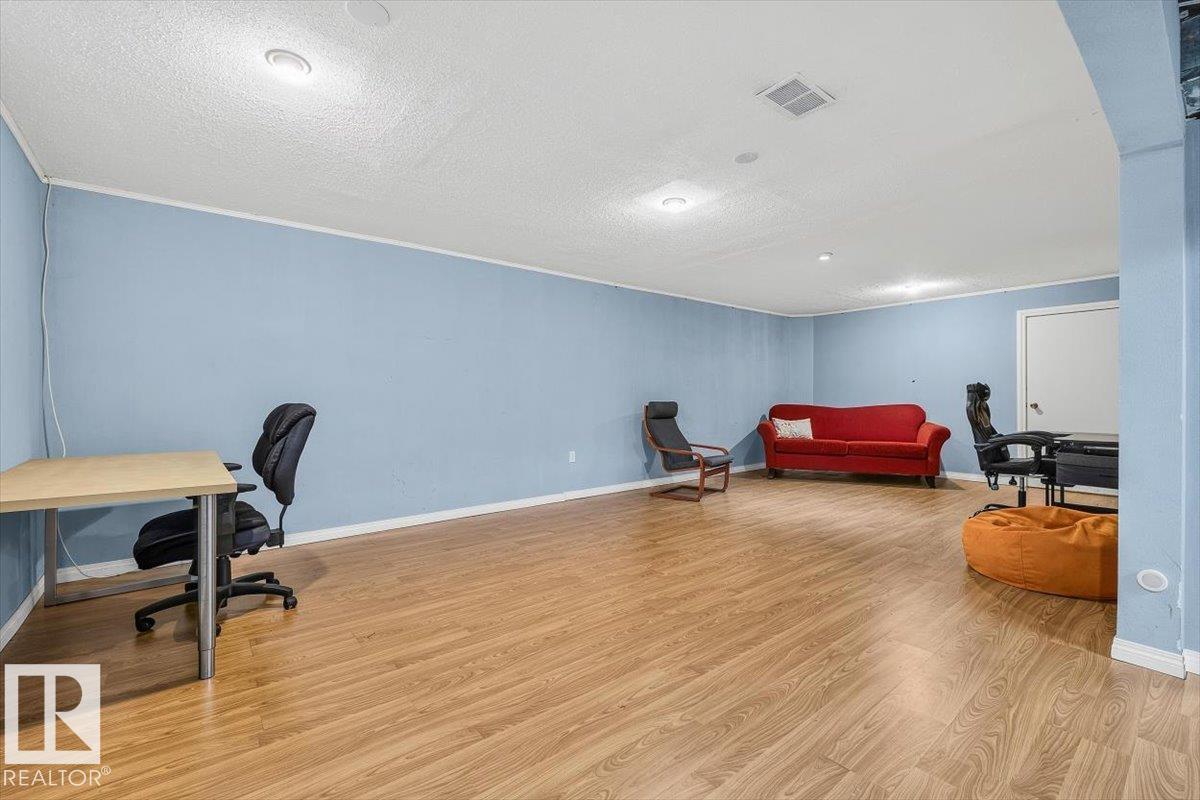 5903 102 AV NW NW - 25