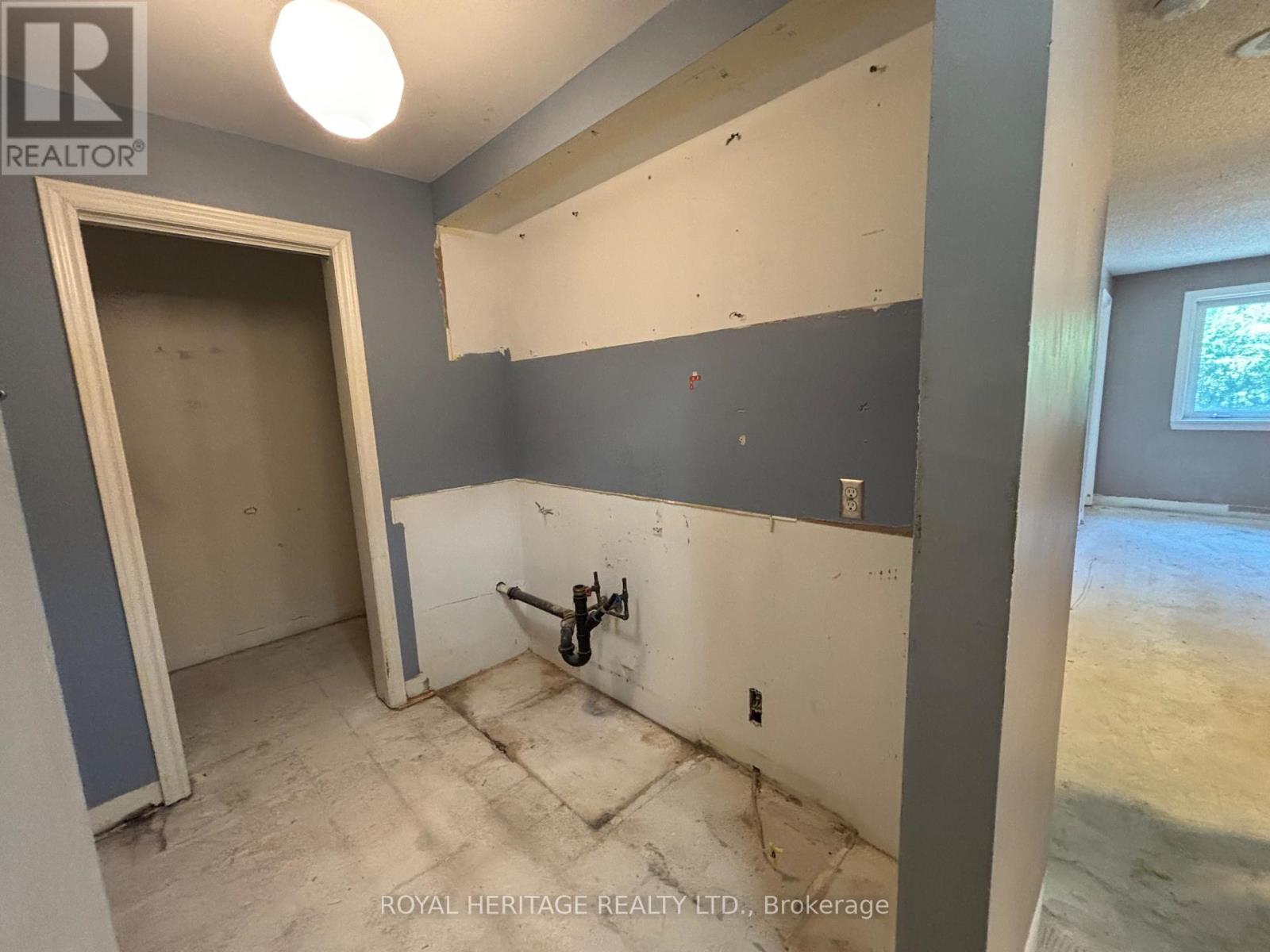 #220 193 LAKE DRIVEWAY W - 13
