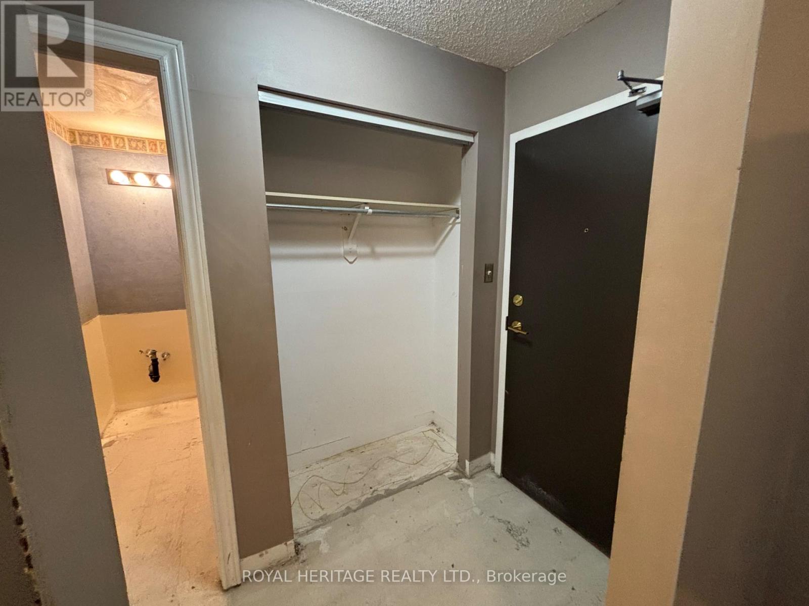 #220 193 LAKE DRIVEWAY W - 16