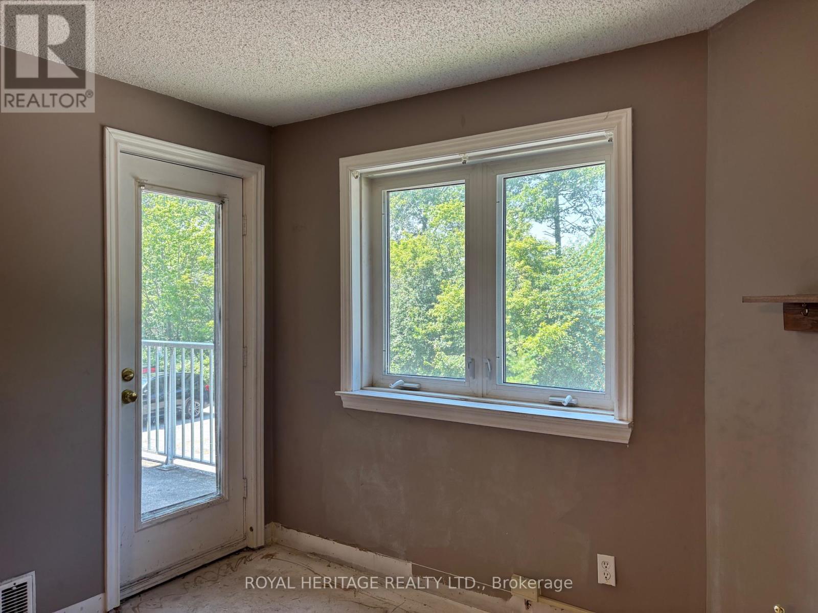 #220 193 LAKE DRIVEWAY W - 22
