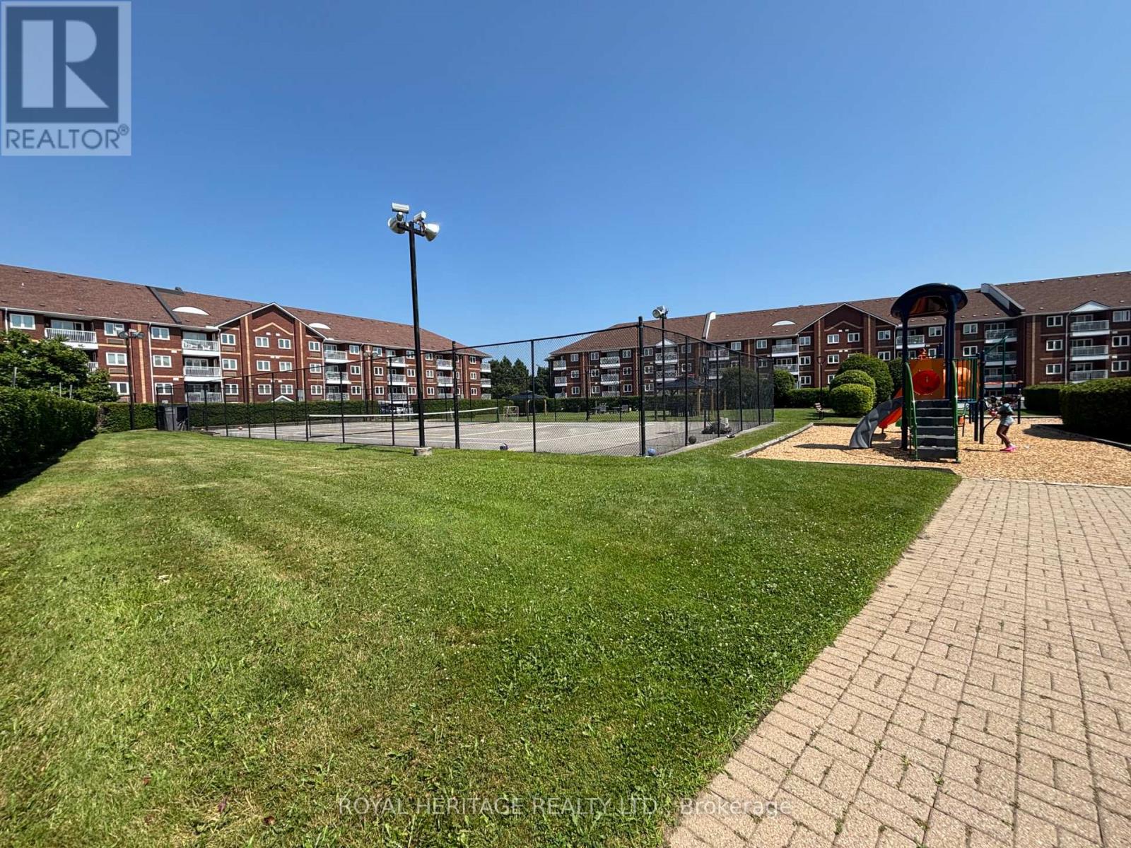 #220 193 LAKE DRIVEWAY W - 28