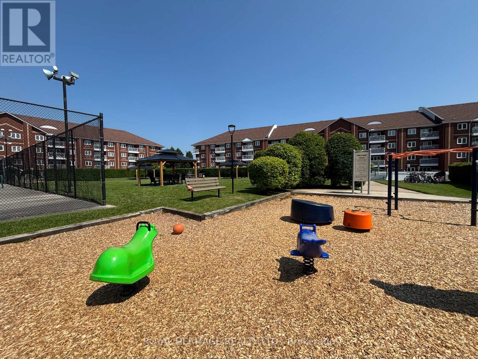 #220 193 LAKE DRIVEWAY W - 29