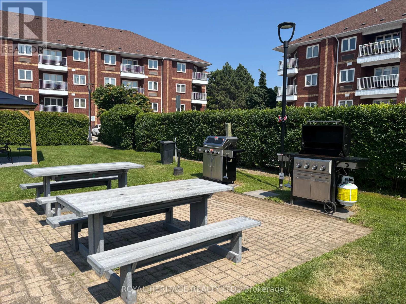 #220 193 LAKE DRIVEWAY W - 31