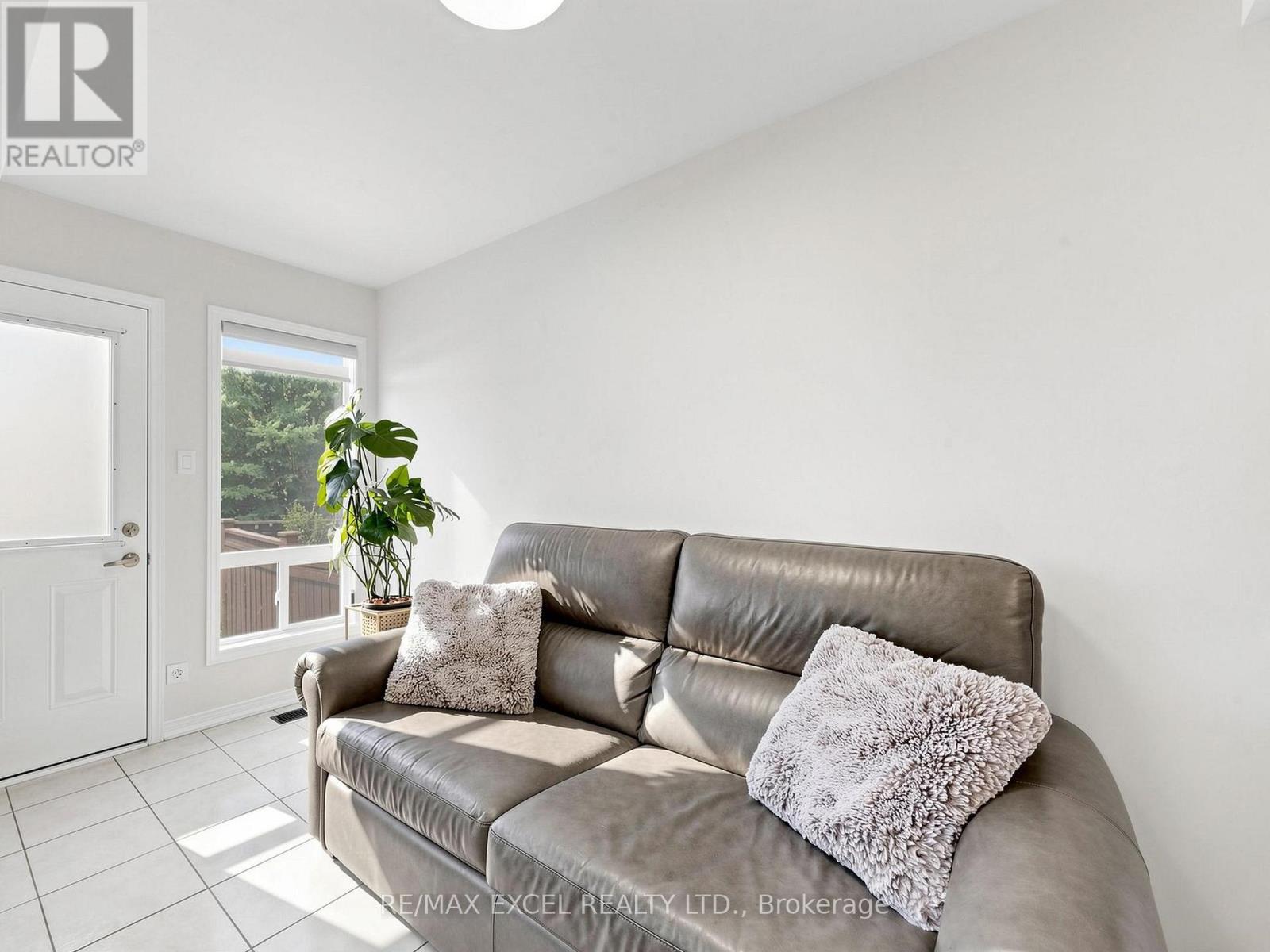 6 BARR CRESCENT - 9