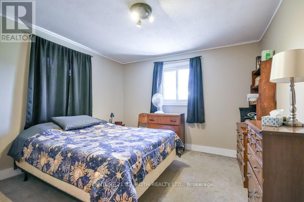 12 PATRICIA DRIVE - 42