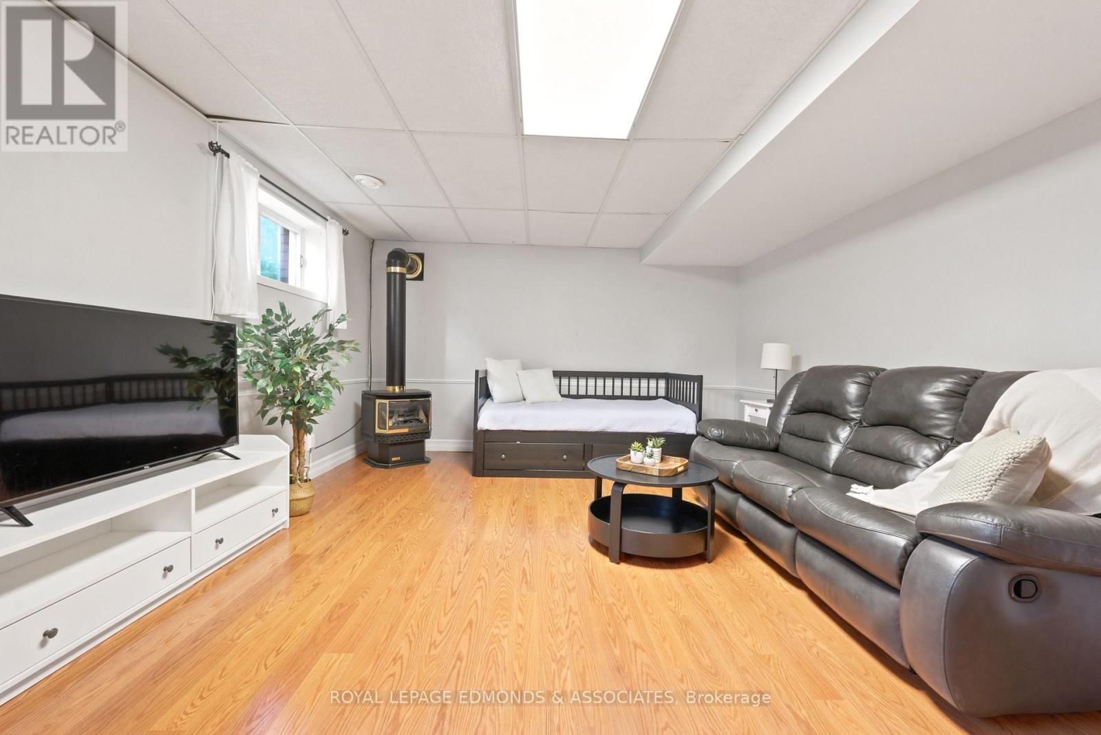 2 HERMAN STREET - 32