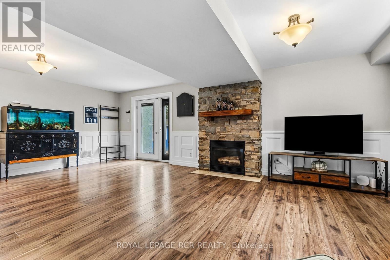 56 WILSON CRESCENT - 21