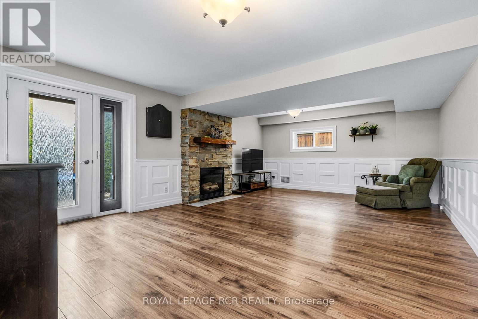 56 WILSON CRESCENT - 23