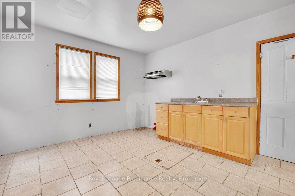 19 BETTES STREET - 13