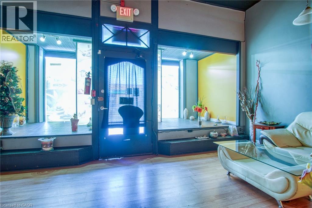 660 KING Street E - 16