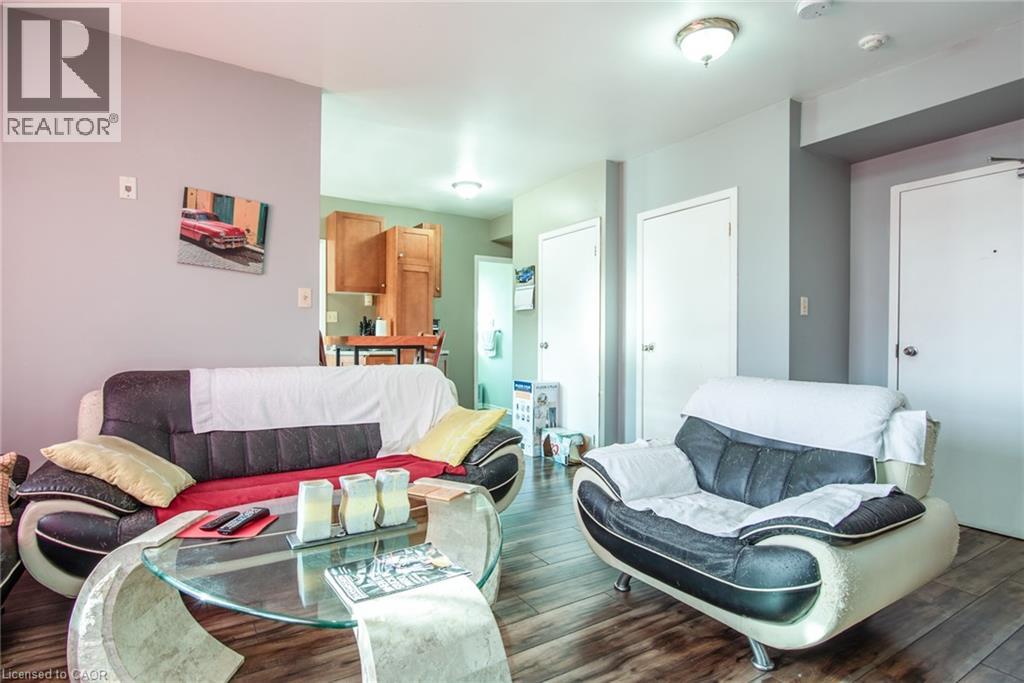 660 KING Street E - 26
